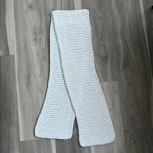 Free ✨ White Hand Knit Scarf